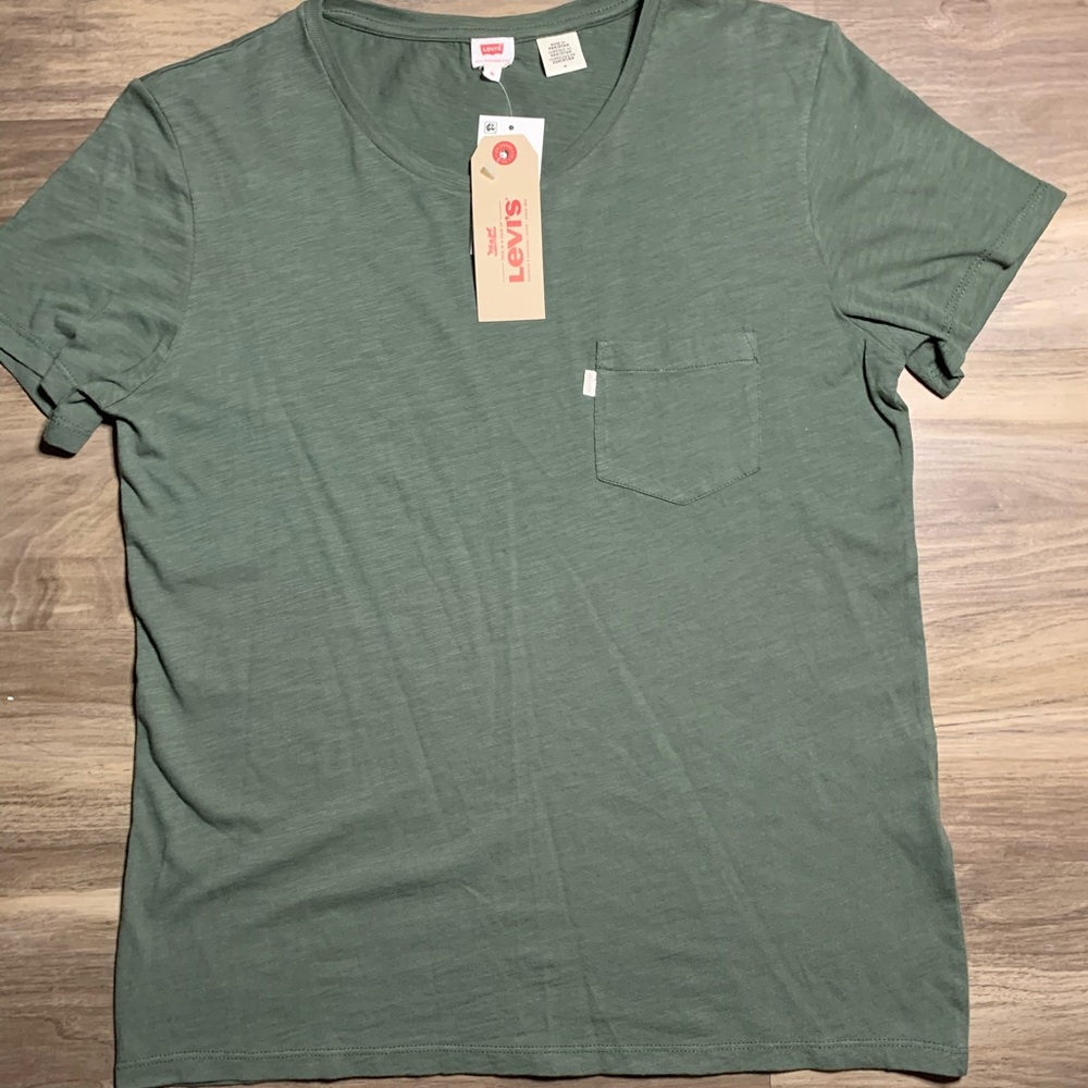 Levi’s green tee
